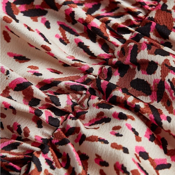 EXPRESS Abstract Print Puff Sleeve Ruched Hi-Lo Midi Dress - Picture 4 of 4